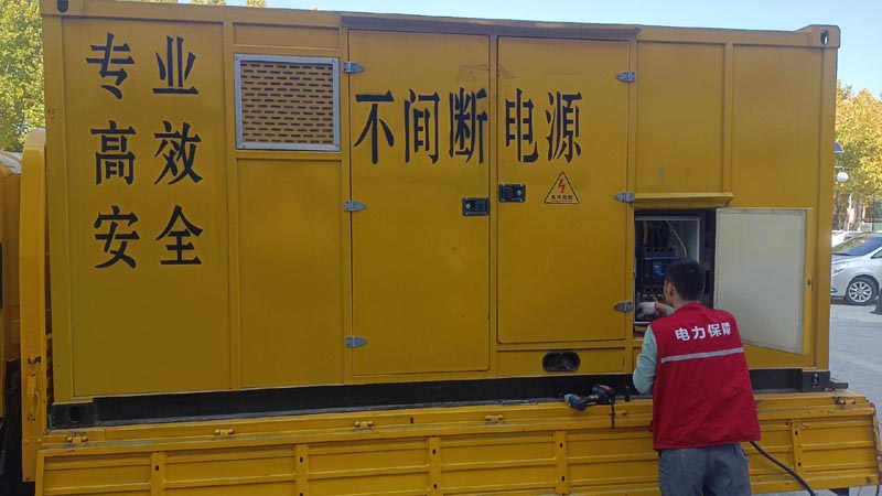 康保柴油发电机组和UPS电源配合使用时，如何避免切换过程中的电力中断？